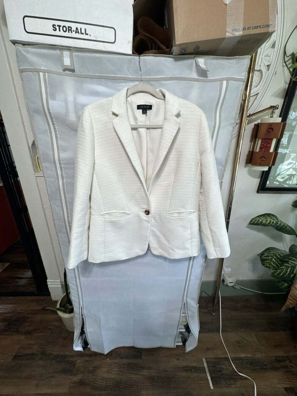 Size 10, Ann Taylor White Textured Knit One-Button Blazer Jacket Women's Cream